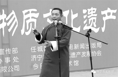 山东快书又名竹板快书,是山东传统的曲艺说书形式资料图